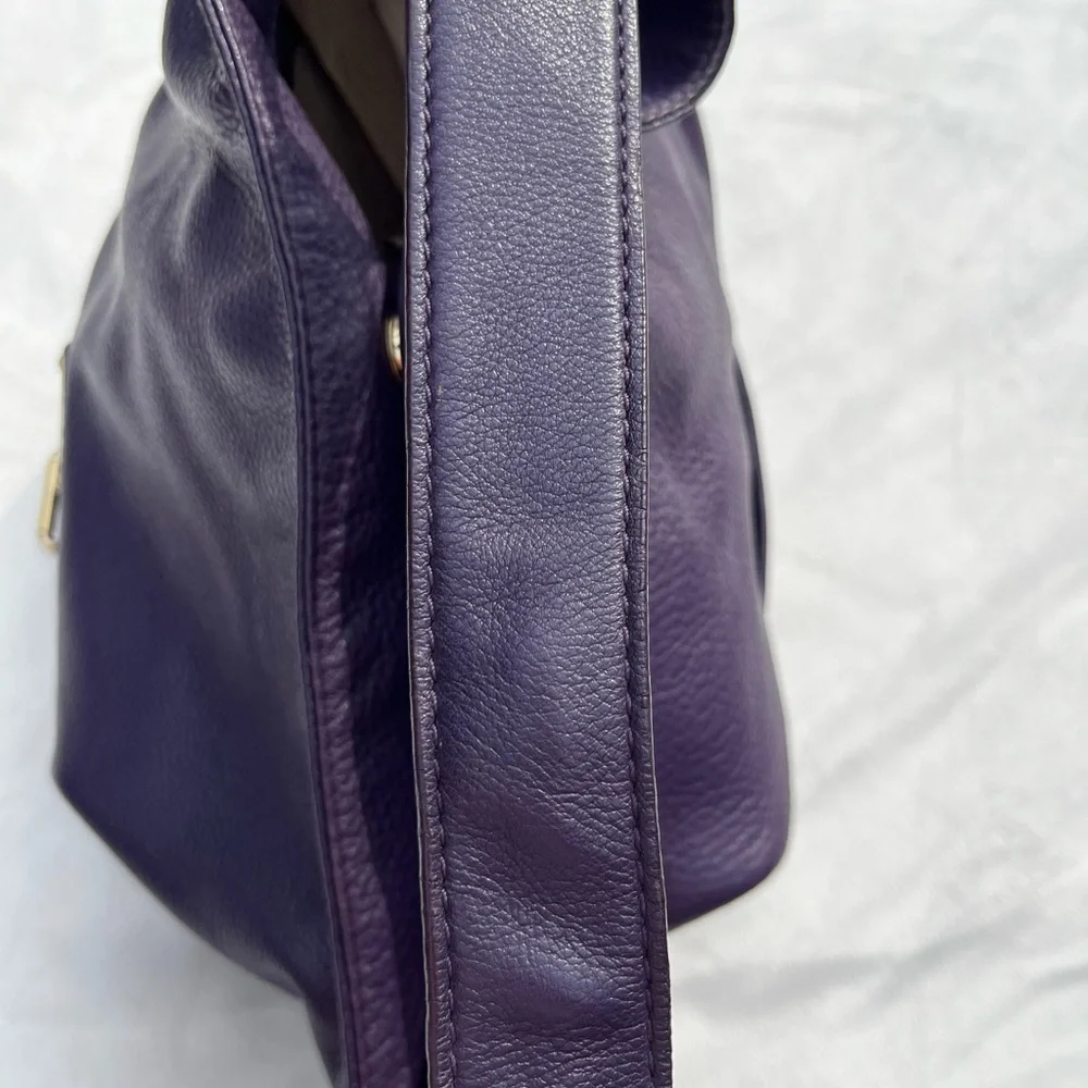 Michael Kors Austin hobo bag crafted from pebbled leather gold-tone hardware.